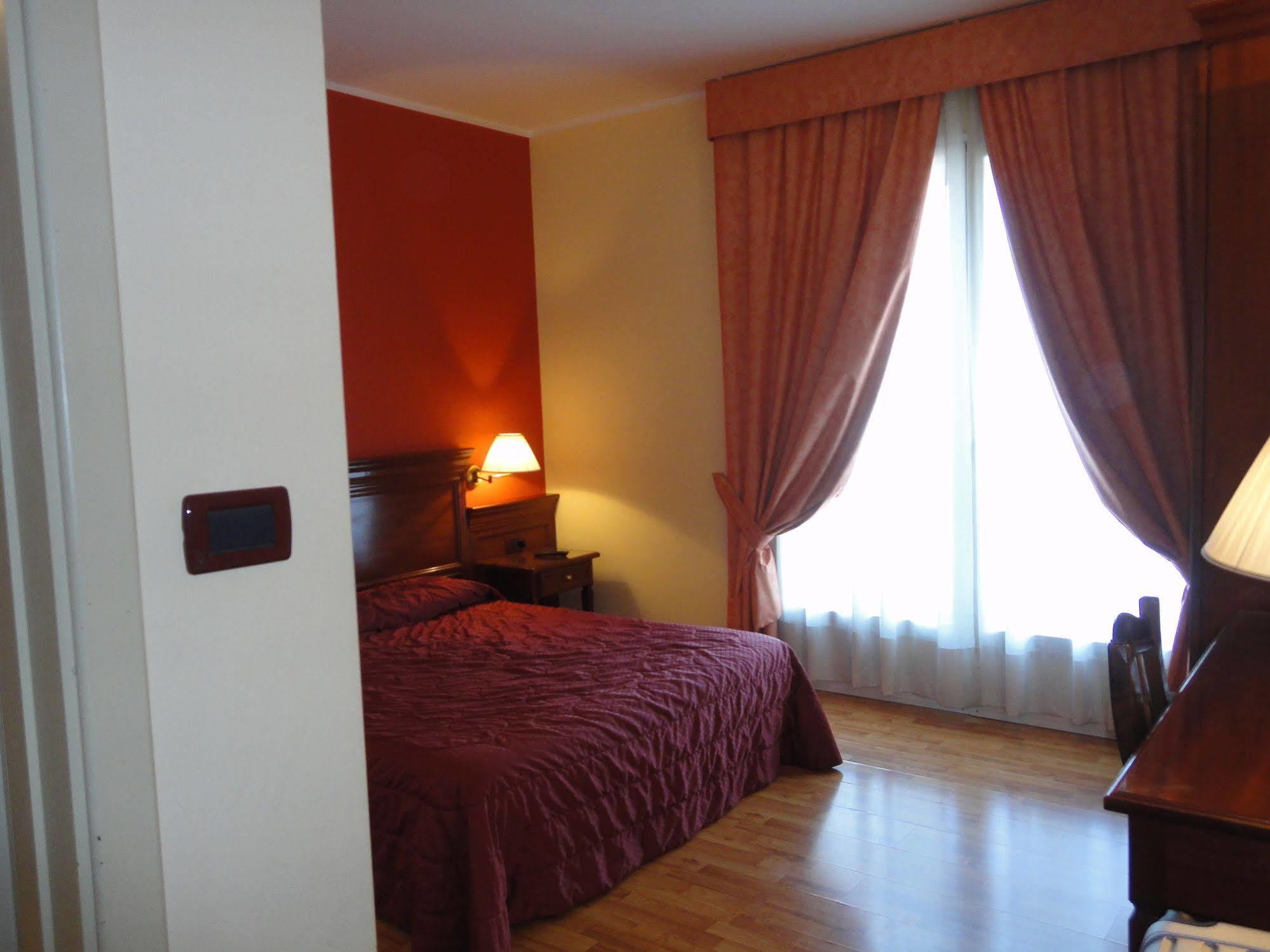 Hotel Vazzana Volpiano Bagian luar foto