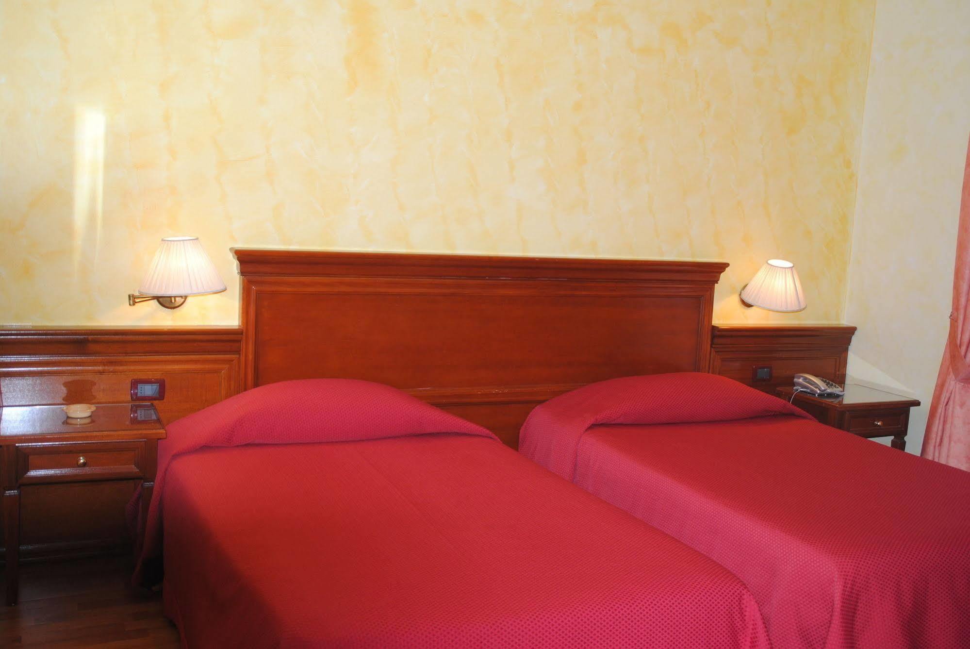 Hotel Vazzana Volpiano Bagian luar foto